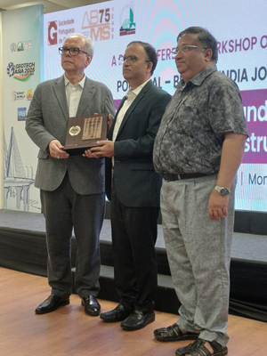 Presidente da ABMS recebendo placa em homenagem a realização do  workshop, junto a comissão organizadora.