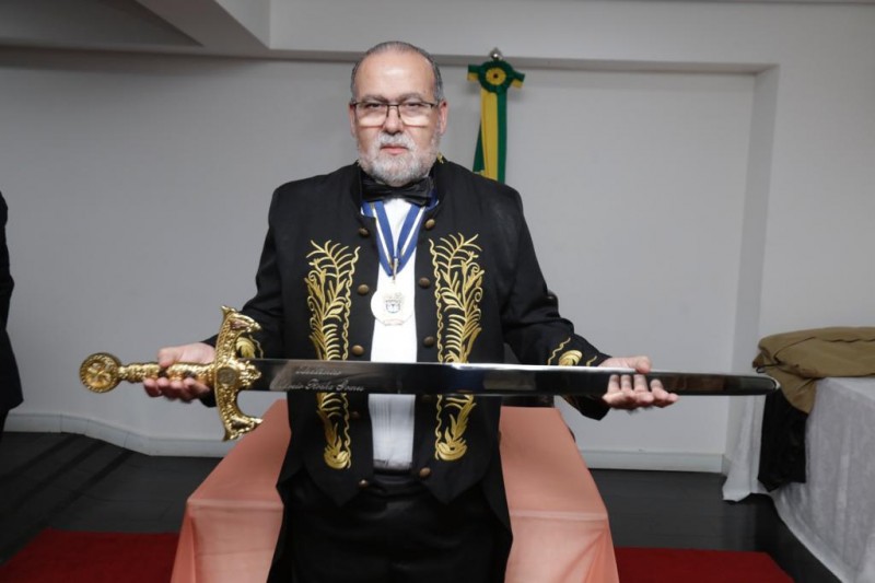 Academia Brasileira outorga a Espada Templária ao professor Márcio Gomes