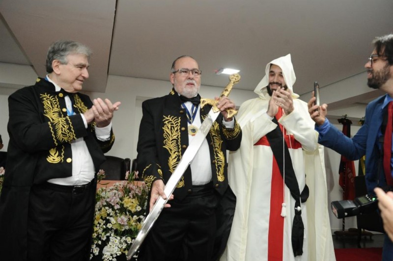 Academia Brasileira outorga a Espada Templária ao professor Márcio Gomes